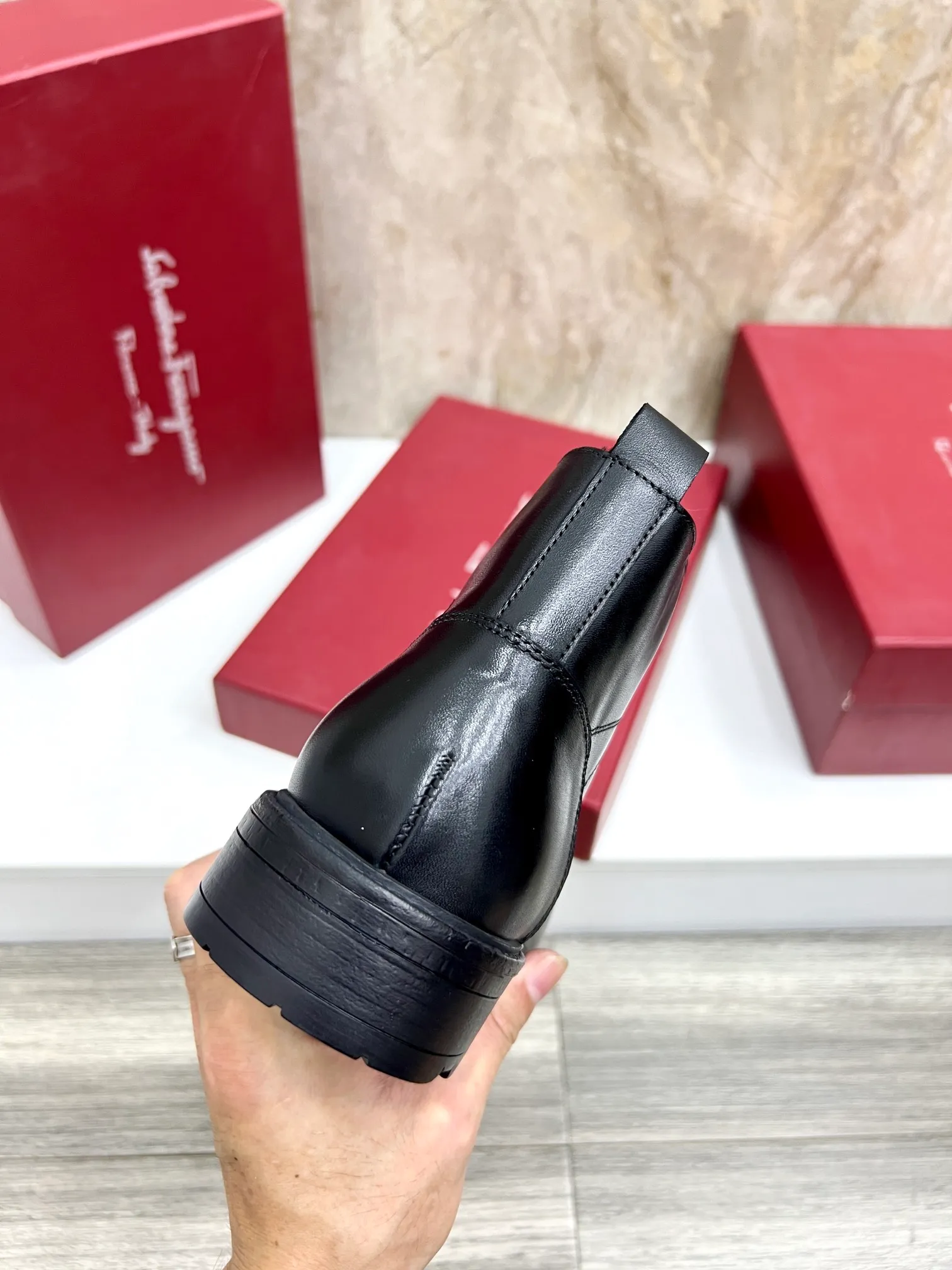 Original order quality: Men's shoes 💰700 Brand: Ferragamo (Ferragamo) One size larger: Men's size 38-44 (45 customized) Grade: Same style as the official website High-end men's shoes Material: Original cowhide, cowhide lining, original outsole Style category: Chelsea men's boots Fashion trend Color: Actual picture